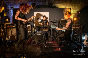 Rews Bandfoto 2019 von Katie Frost Photography