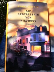 Lest die Review zu "Die Bestatterin von Kilcross" von Anne Griffin bei krachfink.de